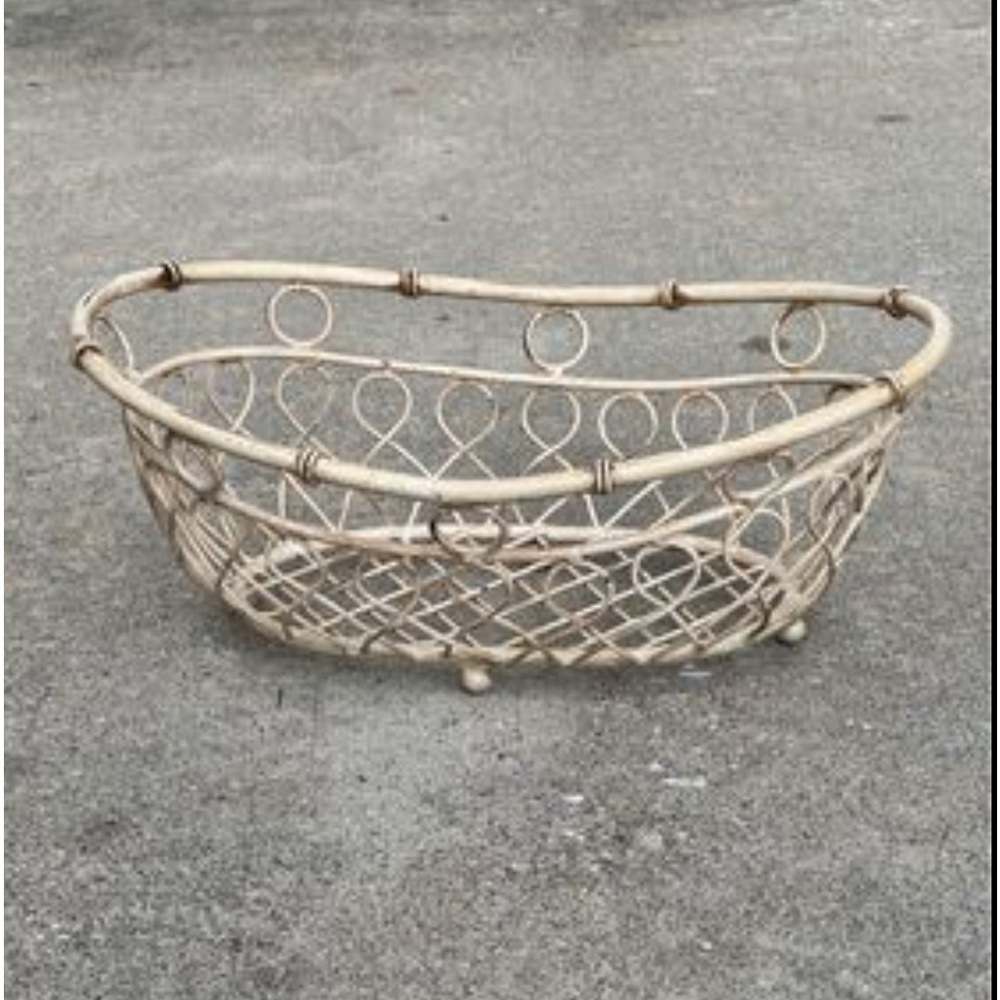 Metal Basket~Patio/Kitchen/Dining~Fruit Basket~Plant Basket~Cream Color~Nice~G2W